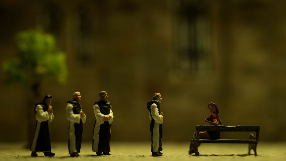 Der Mönch die Mönchin Foto & Bild stillleben, emotionen, spielzeug