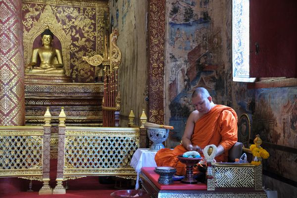 ...der Mönch im Wihan Lai Kham...