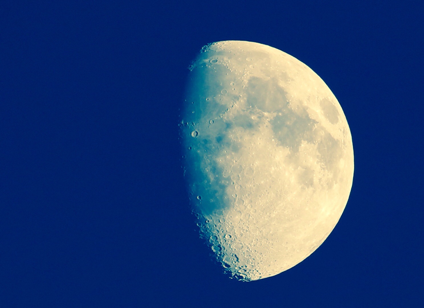 Der Mond am 3. Oktober 2014 über Köln Höhenhaus