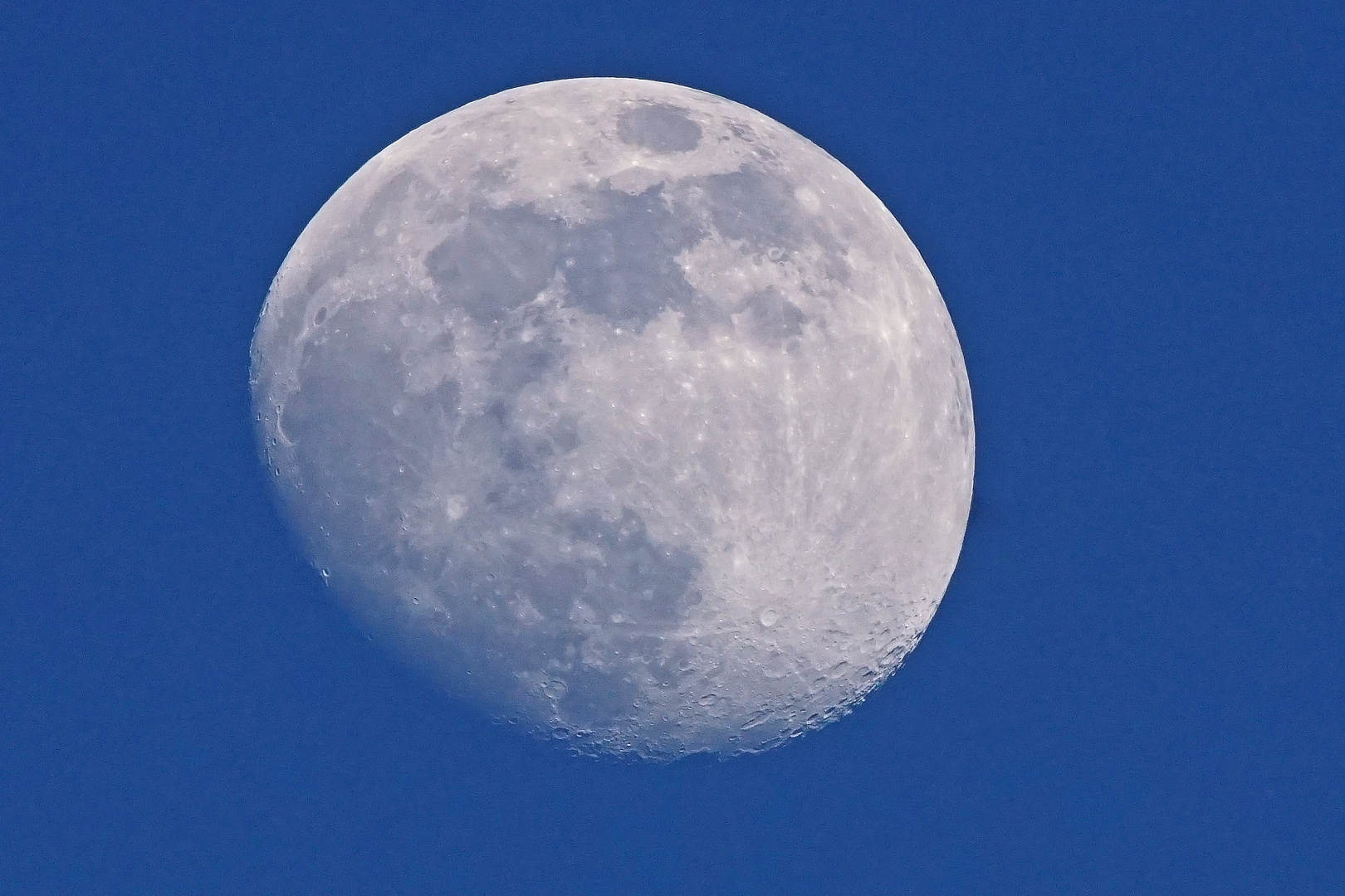 Der Mond am frühen Abend