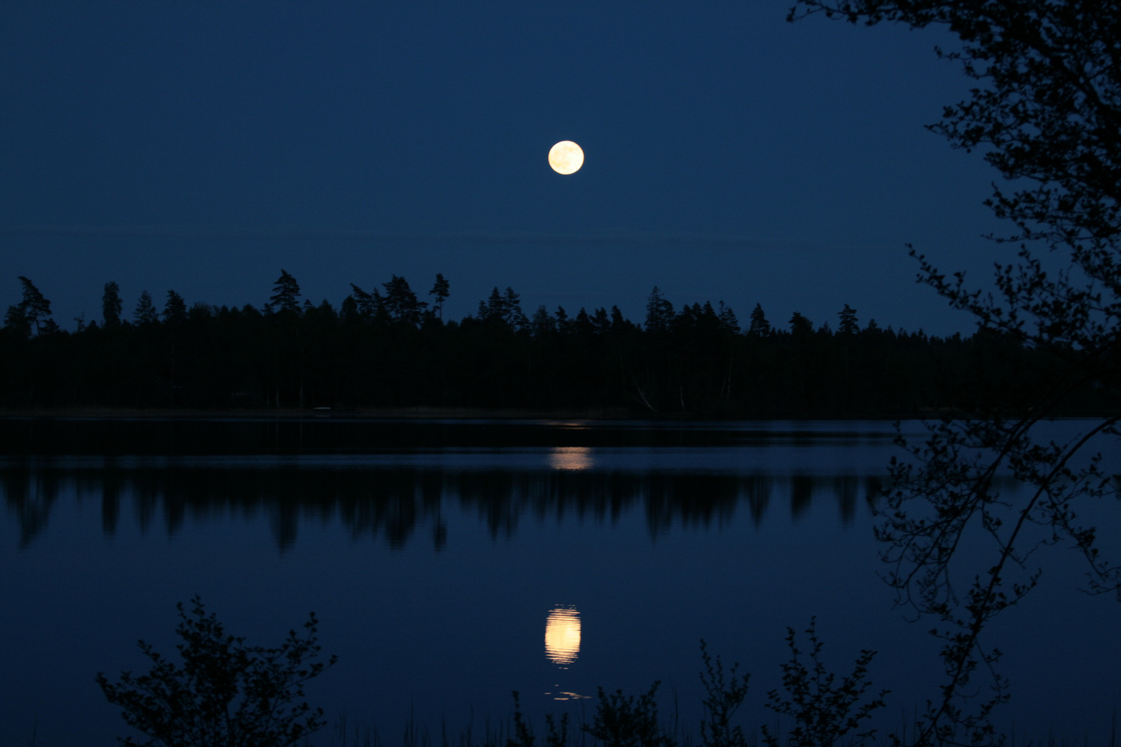 Der Mond am (im) See