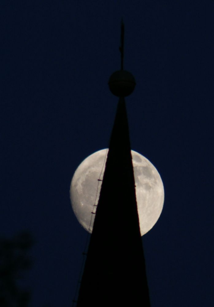 Der Mond am Kirchturm