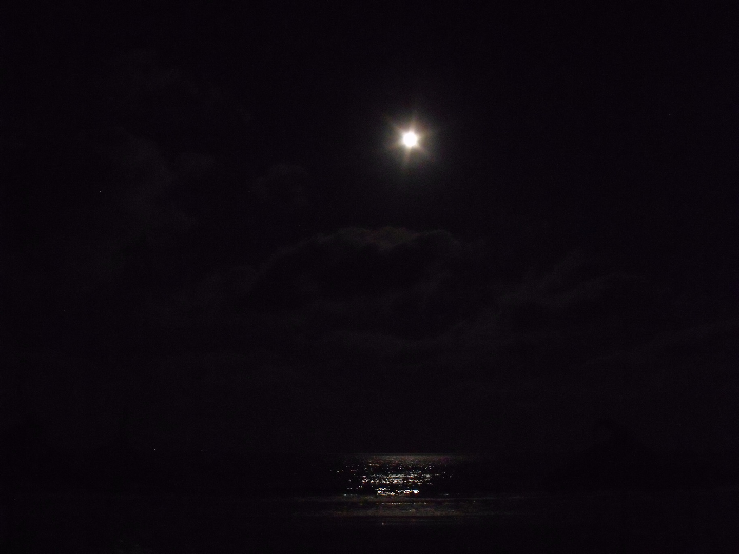 Der Mond am Mittelmeer.