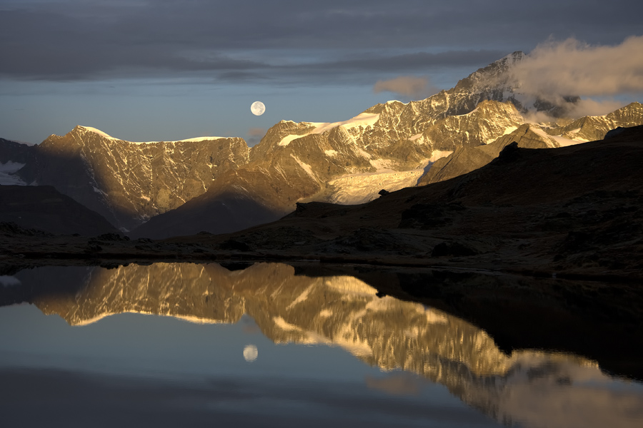 der Mond bei Sonnenaufgang