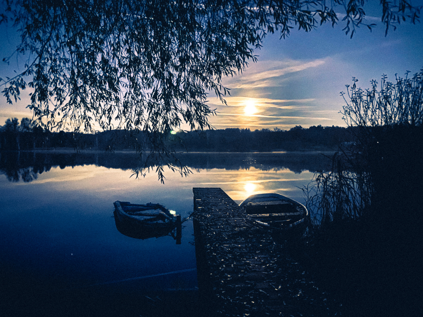 Der Mond der eines Sonnenaufgangs Gleichen sucht