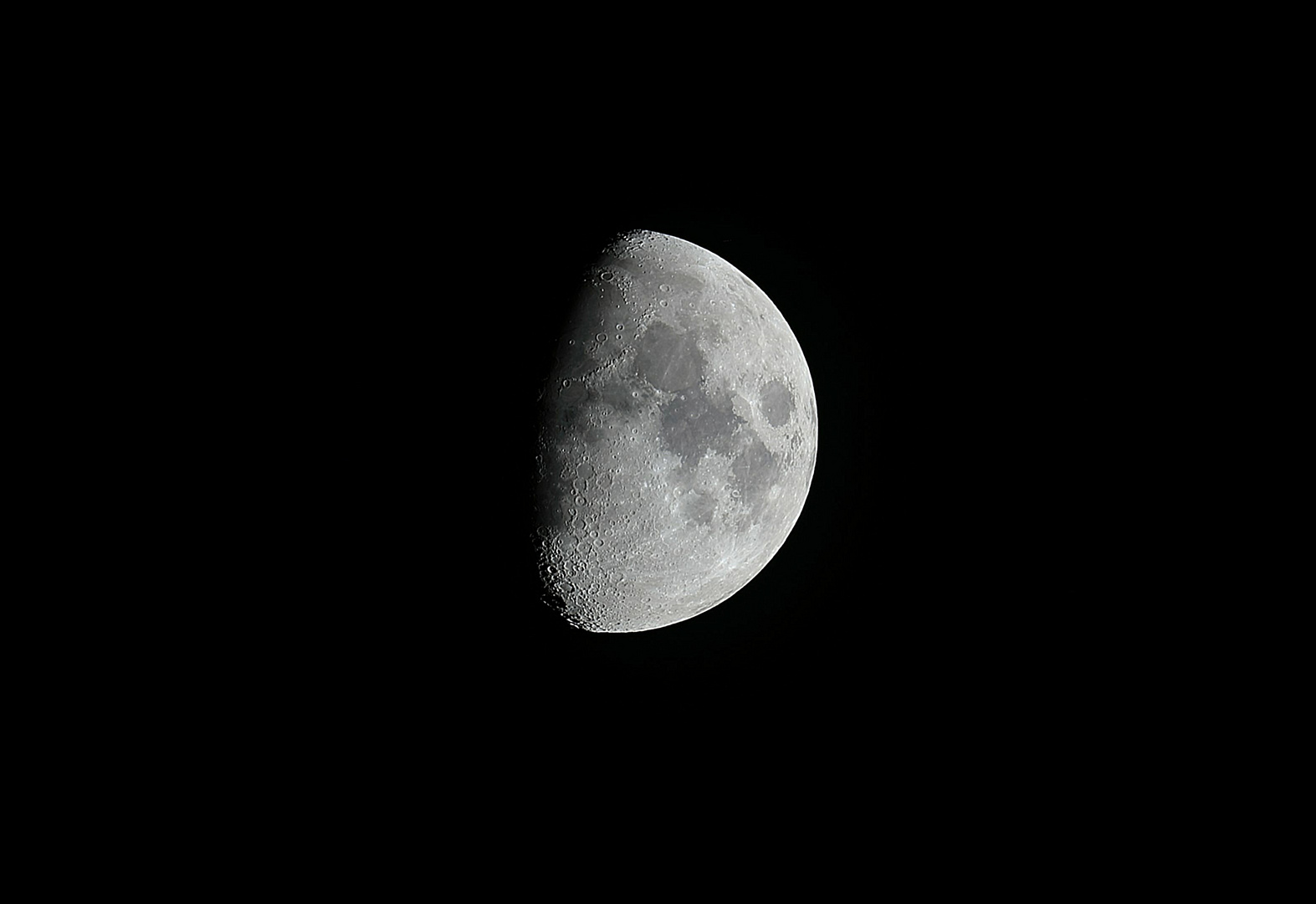 Der Mond, diesmal scharf abgebildet