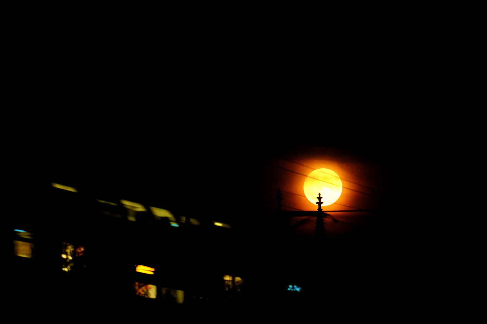 Der Mond, eine Turmspitze des Kölner Domes und eine Regionalbahn...