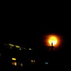 Der Mond, eine Turmspitze des Kölner Domes und eine Regionalbahn...