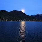 Der Mond erscheint am Himmel und leuchtet auf den See