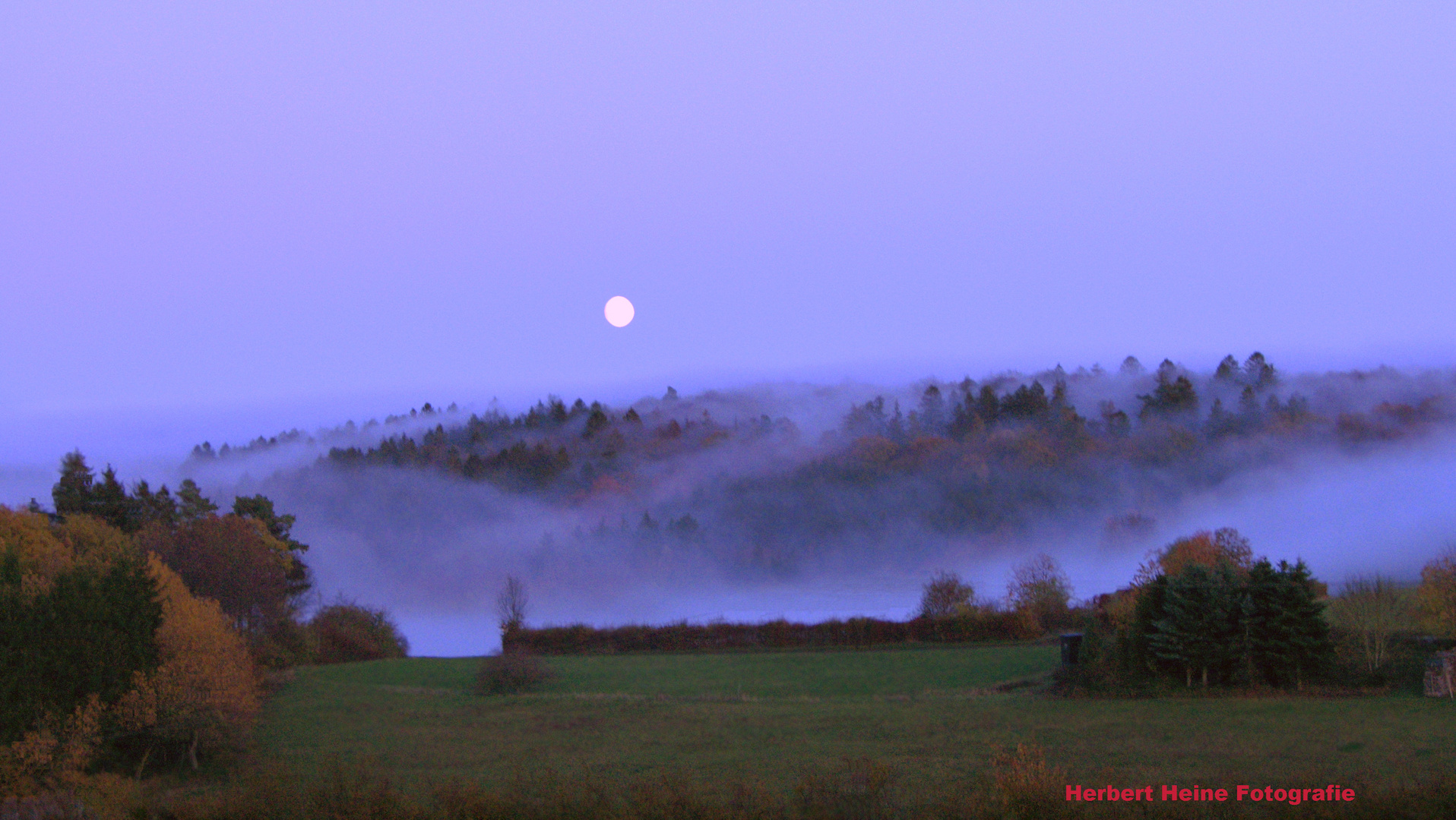 Der Mond, erscheint am Horizont.....