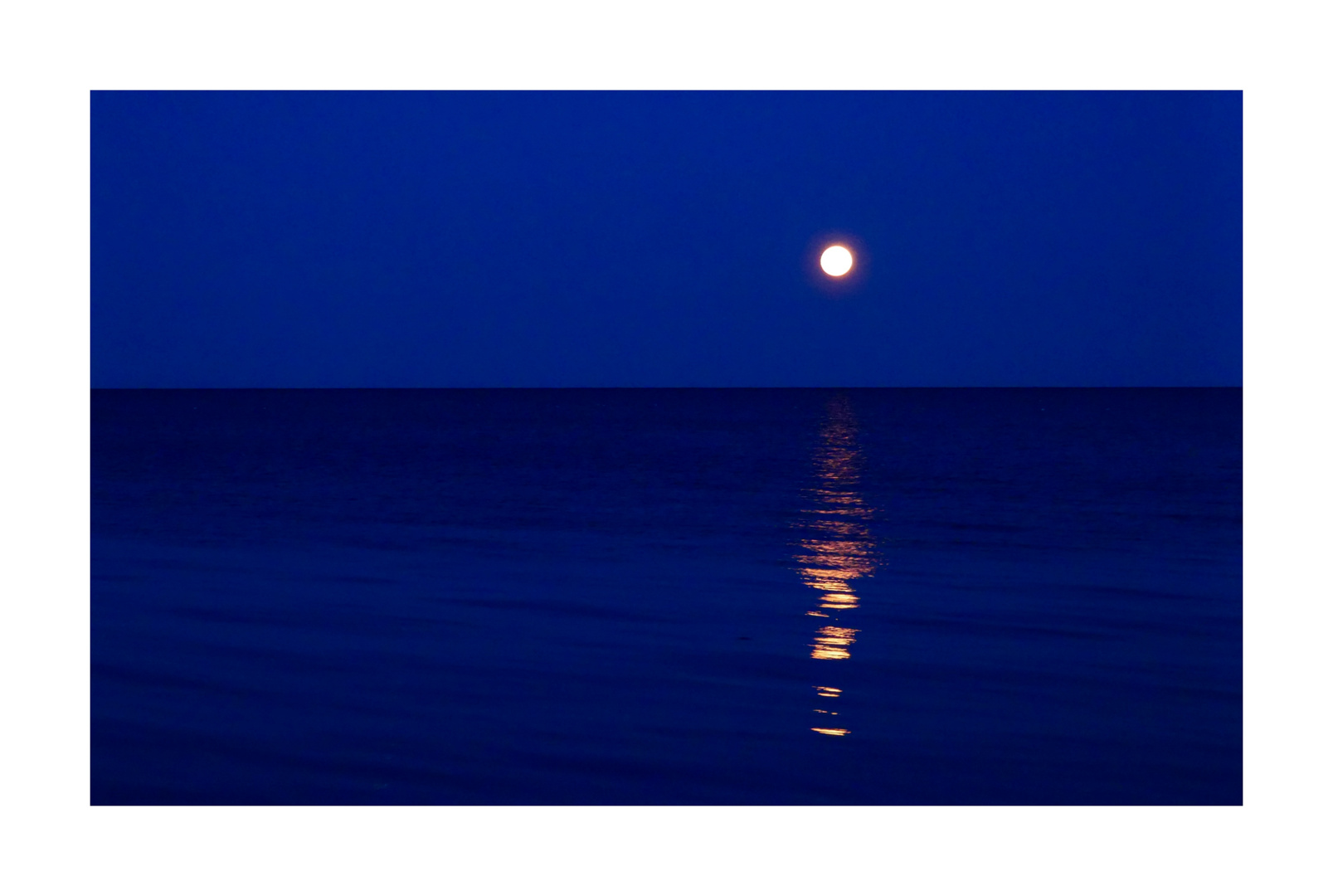 Der Mond erschien. Ich weiß genau - das Meer, der Himmel, dunkelstblau!