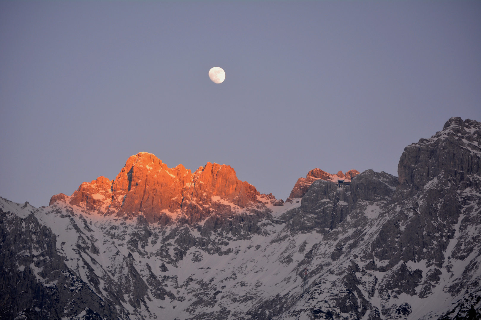 Der Mond geht auf.