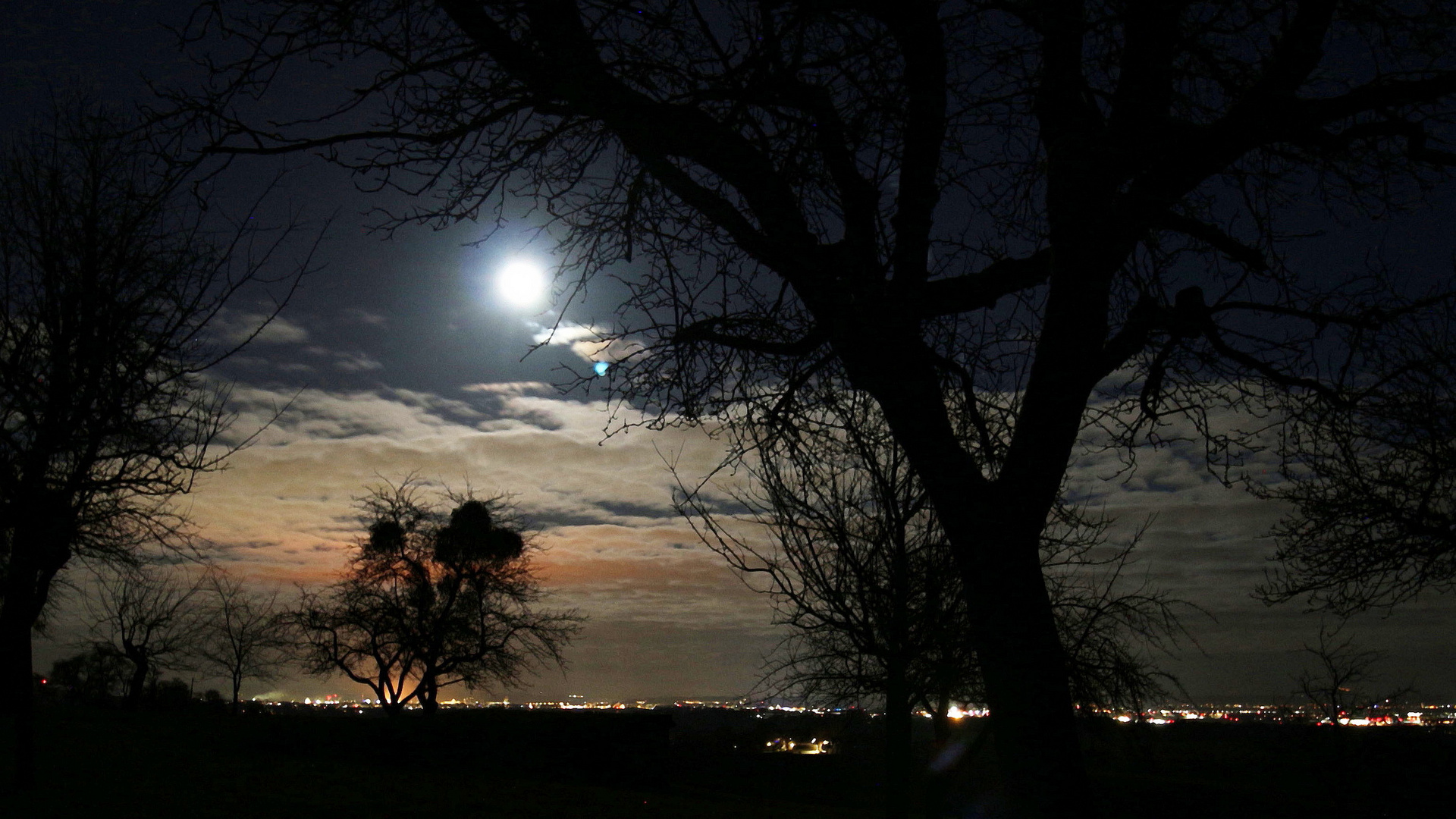 Der Mond geht auf.