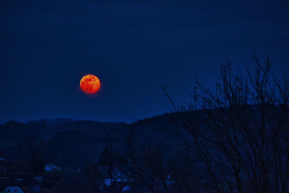 Der Mond geht auf im Bergischen Land