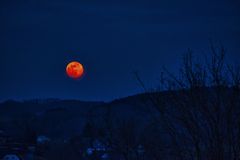 Der Mond geht auf im Bergischen Land