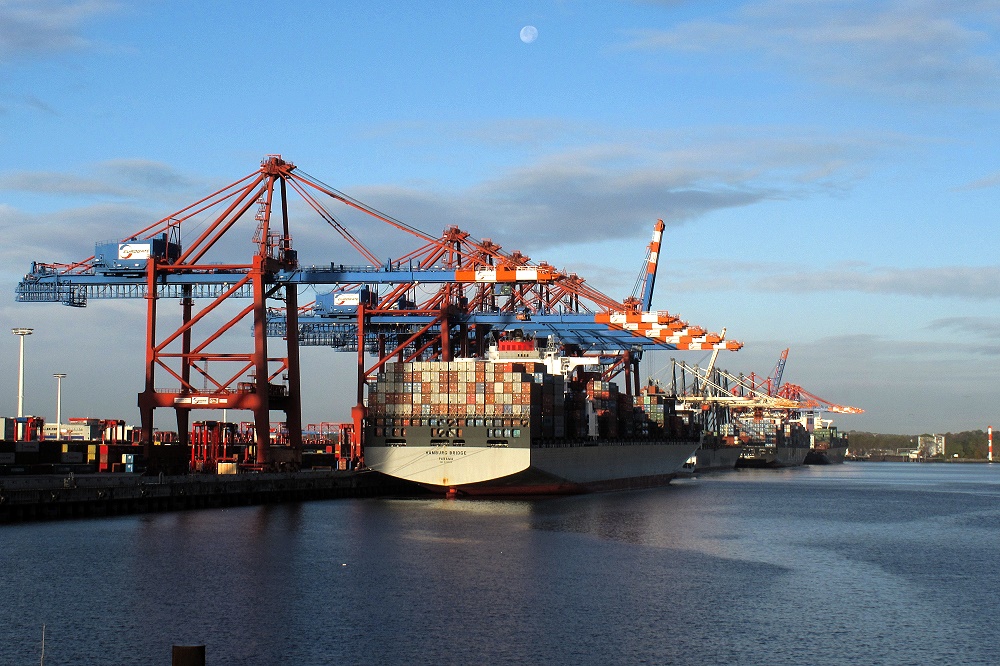 Der Mond geht unter, oder im Hafen brummt es wieder