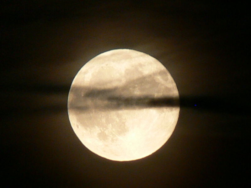 Der Mond gestern Abend; mit Kondenzstreifen