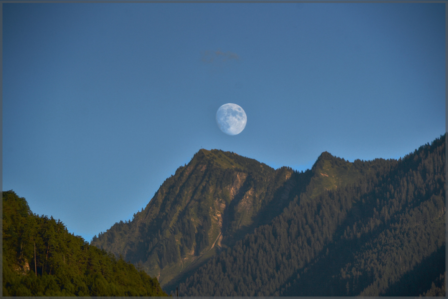 Der Mond hält seine Wacht