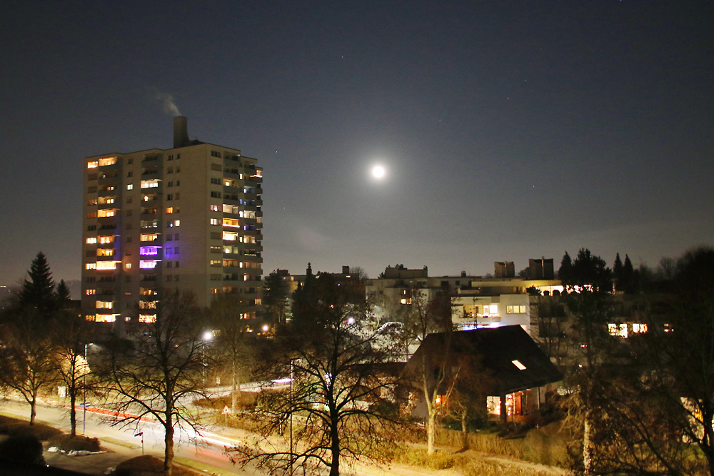 der Mond hält seine Wacht