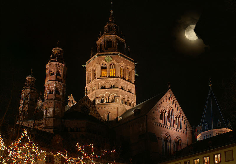 Der Mond hält seine Wacht ...