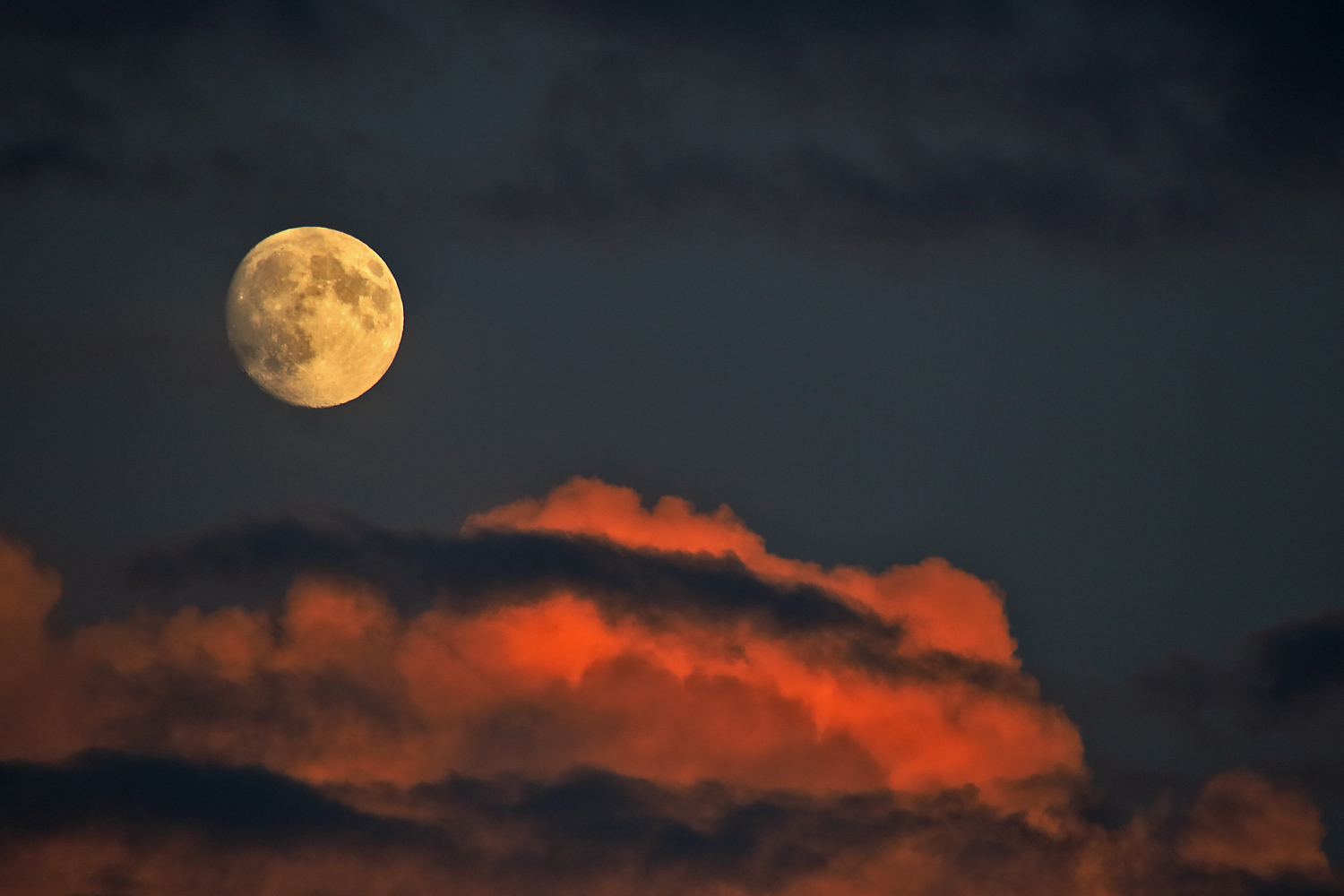 der Mond hält seine Wacht...