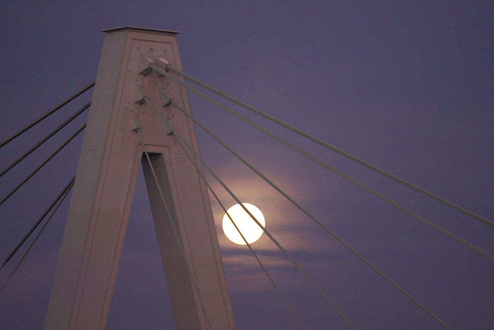 der Mond hängt in den Seilen