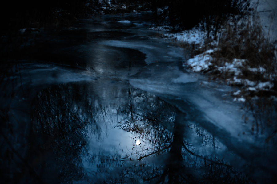 der Mond hat sein Licht angezündet