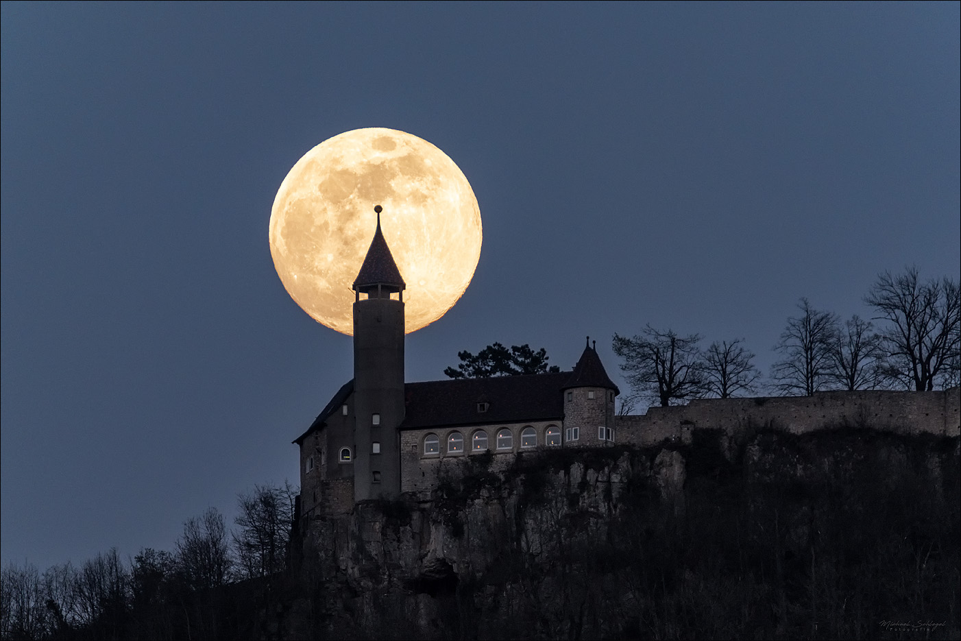 der Mond hinter Burg Teck