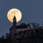 der Mond hinter Burg Teck