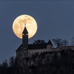 der Mond hinter Burg Teck