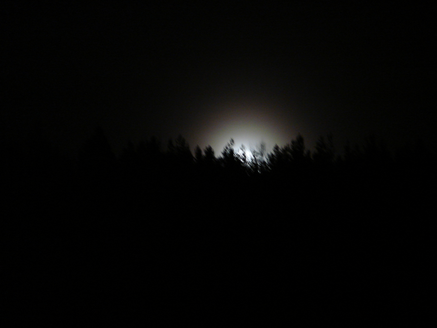 Der Mond hinter dem Waldsberg in Thüringen