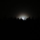 Der Mond hinter dem Waldsberg in Thüringen