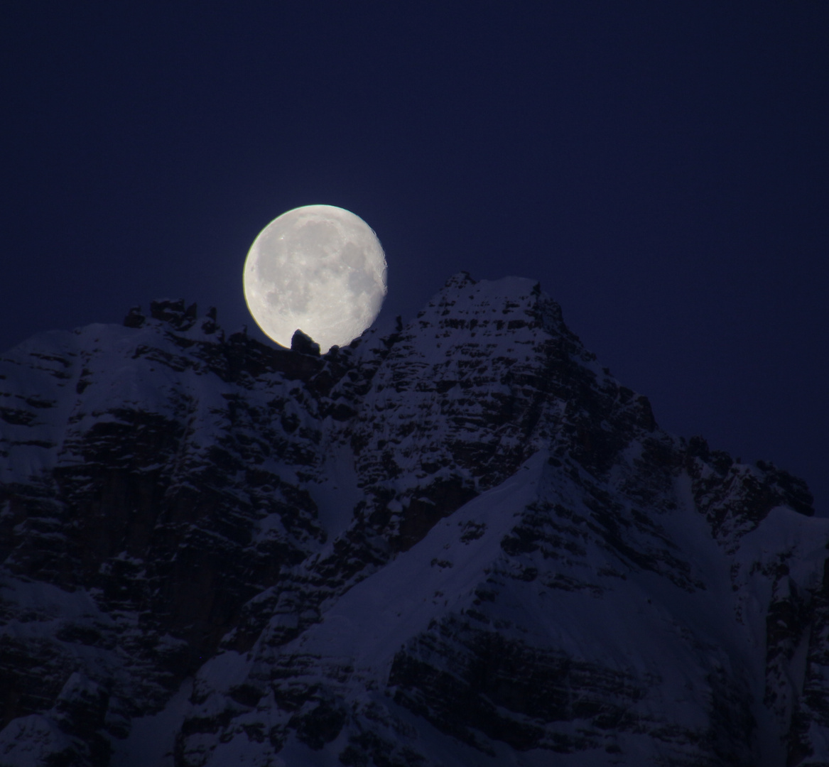 der Mond hinter den Kalkkögeln