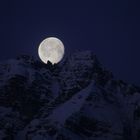 der Mond hinter den Kalkkögeln