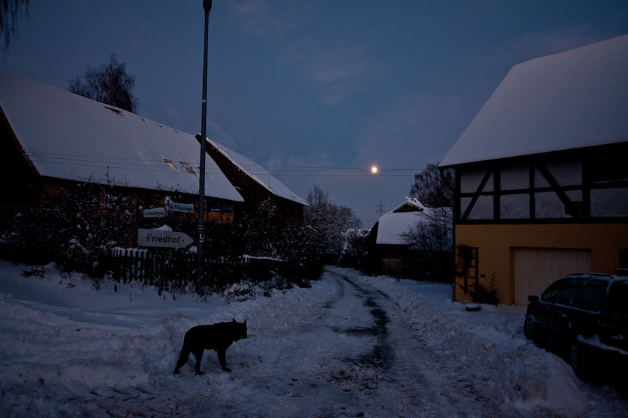 Der Mond hinter den Scheunen