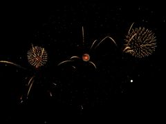 Der Mond im Feuerwerk