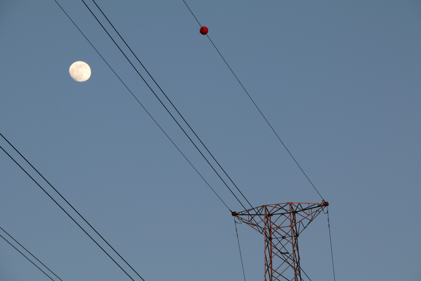 Der Mond im Industriegebiet