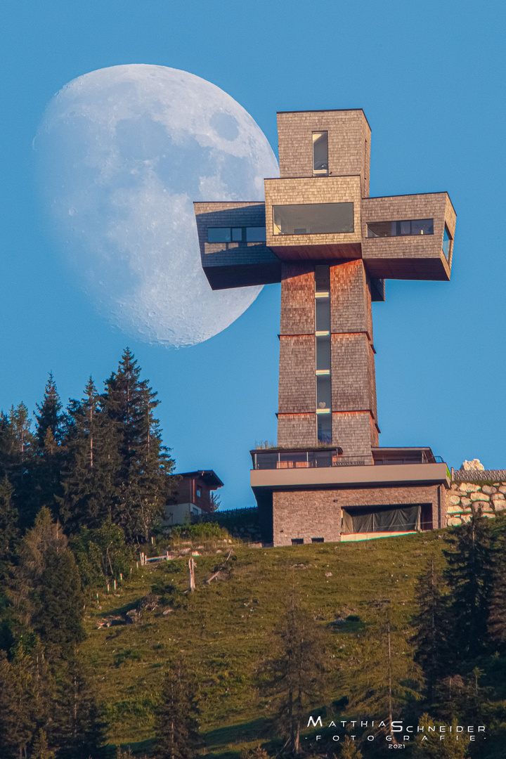 Der Mond im "Schatten" des Jakobskreuzes