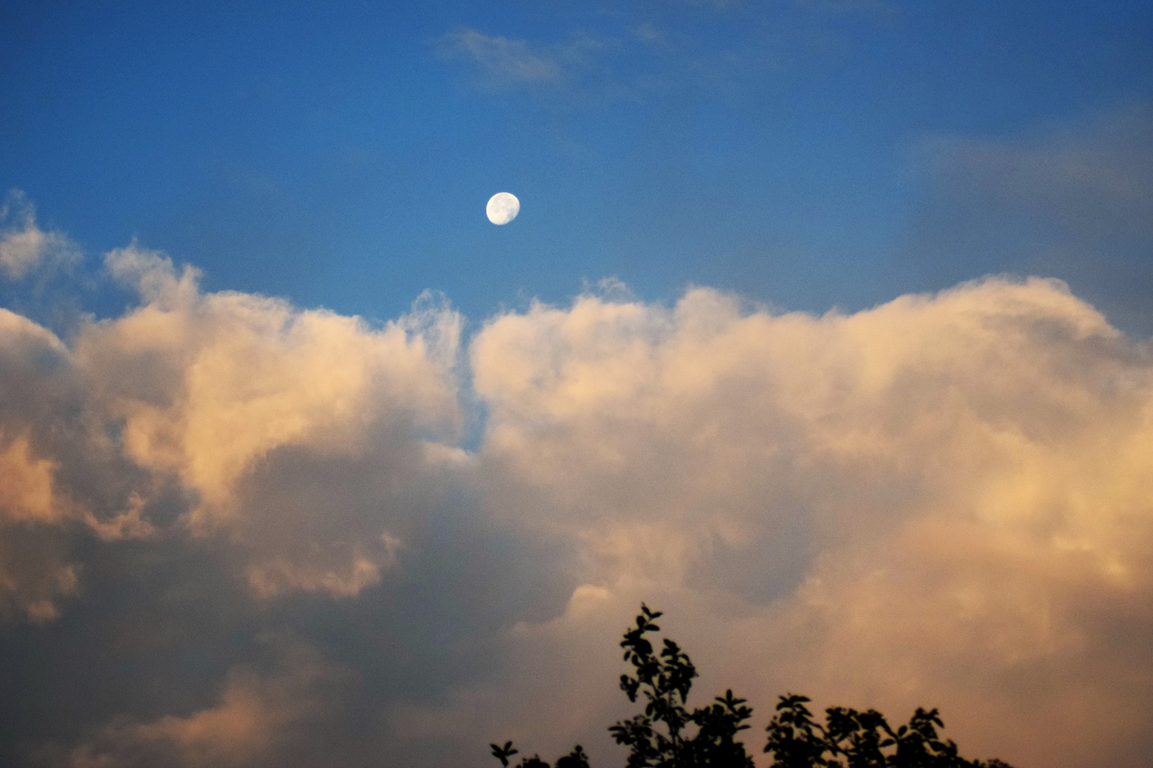 Der Mond im Sonnenaufgang