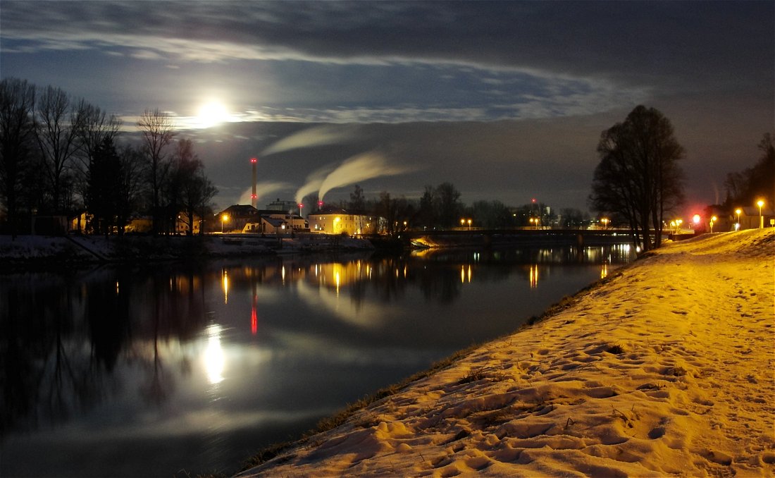 Der Mond im Wasser mit dem Tauchsieder