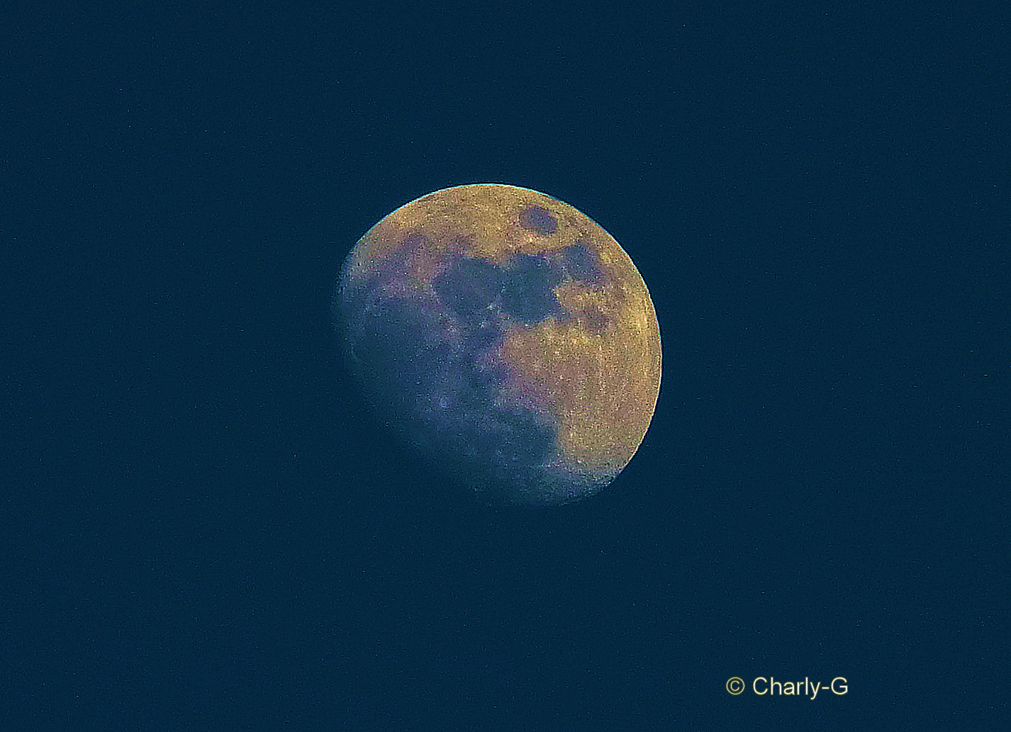 Der Mond in einer Freihandaufnahme.