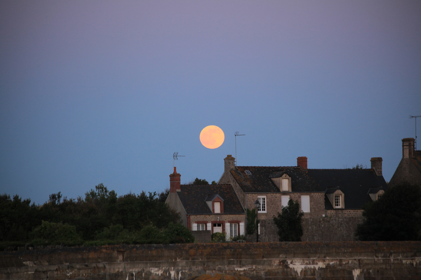 Der Mond in Normandie in Frankreich