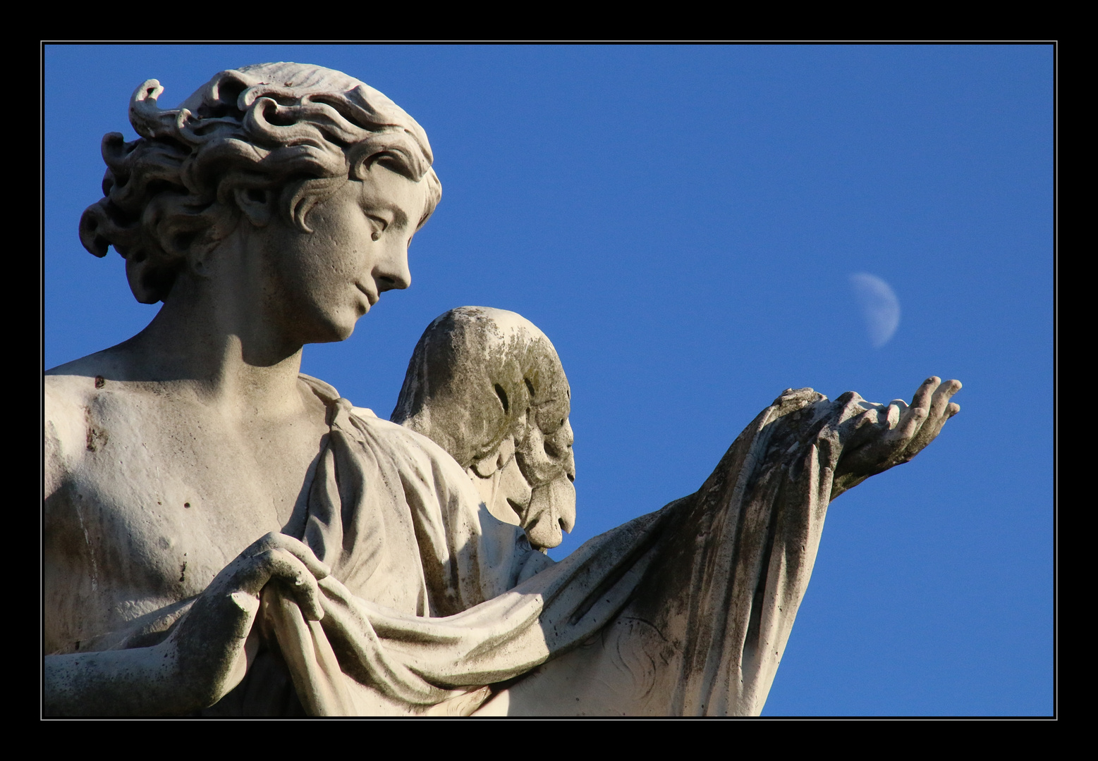 der Mond in Rom in ihrer Hand