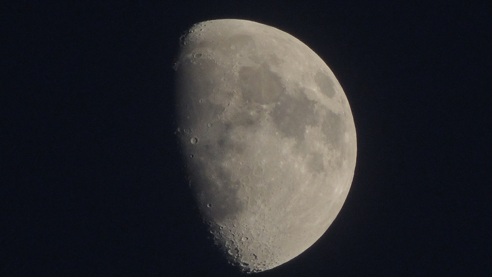 Der Mond in seiner ganzen, halben Pracht