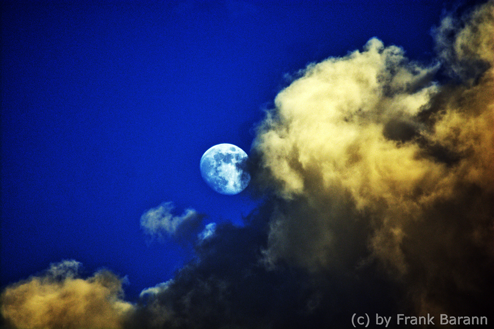 Der Mond ist aufgegangen und wird von den Wolken eingefangen 