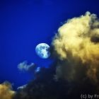 Der Mond ist aufgegangen und wird von den Wolken eingefangen 