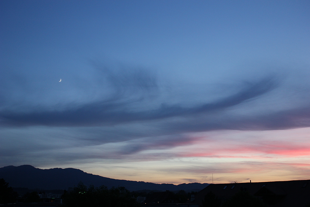 Der Mond ist bereits aufgegangen..