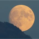 Der Mond kommt langsam hinter dem Geländ hervor