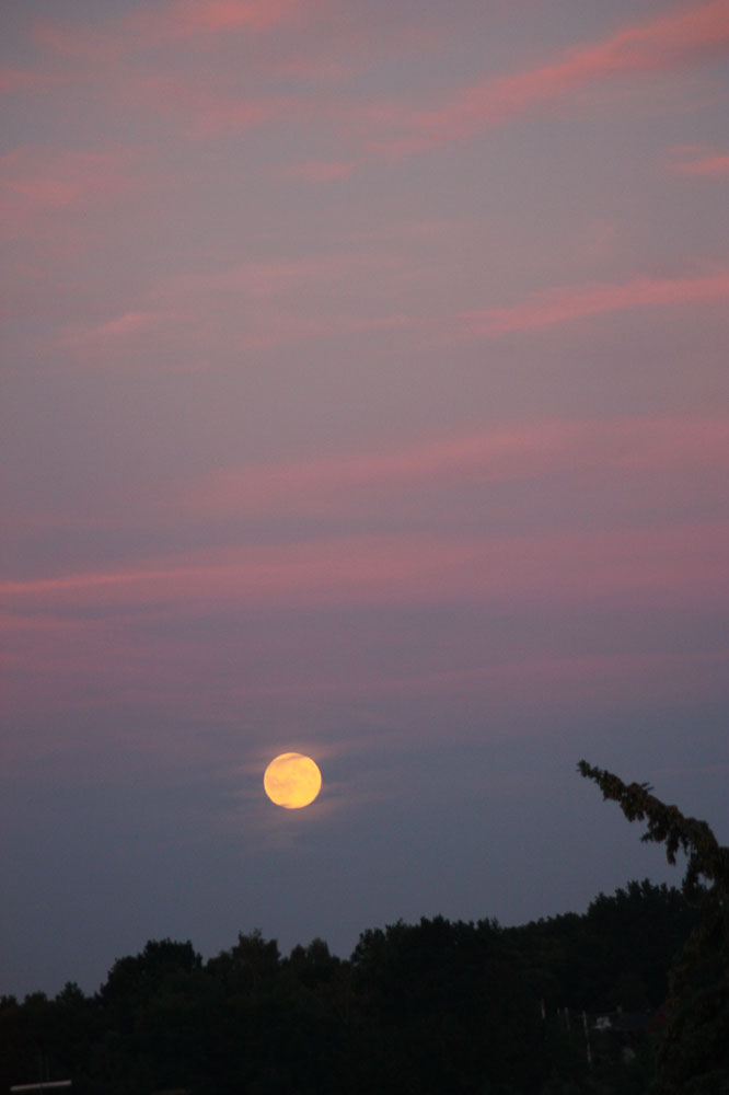 der Mond kommt vom Tal herauf