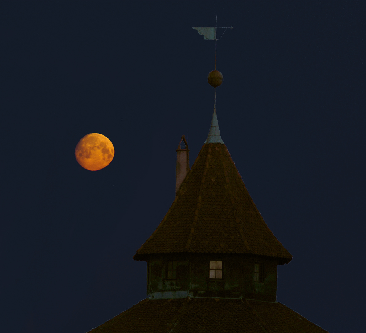 Der Mond mit dem Neutorturm